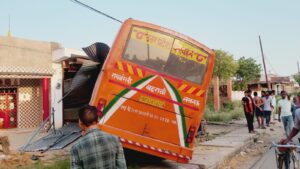 रायबरेली के हरचंदपुर में एक रोडवेज बस चालक की लापरवाही से दुकान में जा घुसी, जिसमें लेखपाल परीक्षा देने जा रही छात्राओं समेत सात लोग गंभीर रूप से घायल