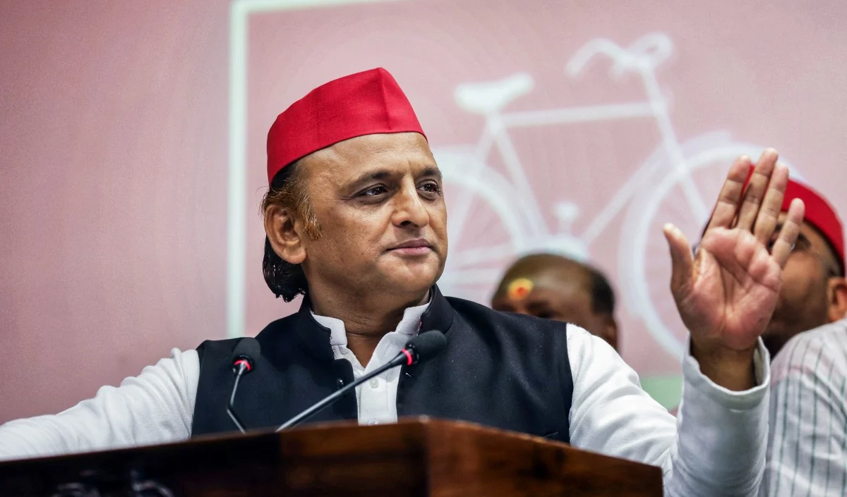 सड़क पर 'Namaz' पर Yogi Adityanath को Akhilesh Yadav का जवाब,