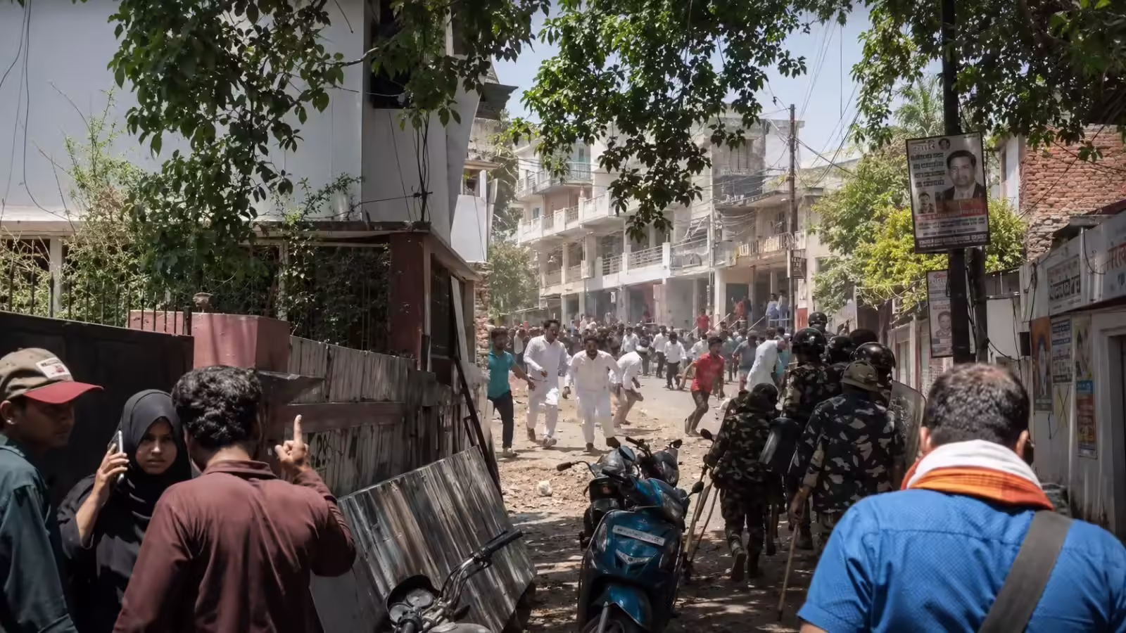 मौके पर 10 थानों की फोर्स तैनात नगर निगम की टीम ने चैंबर पर बुलडोजर चलाने के साथ ही वहां रखीं कुर्सियां और चटाइयां भी गाडि़यों में भरकर लेते गई। तनावपूर्ण माहौल के बीच एक वकील पुलिसवालों से अपने चैंबर पर बुलडोजर ना चलवाने की गुहार लगाता नजर आया। मौके पर चार एसीपी, पीएसी और 10 थानों की फोर्स तैनात है। नगर निगम ने पहले दिया था नोटिस दरअसल, 2020 में सदर तहसील इलाके में कुछ वकीलों के चैंबर तोड़े गए थे। इस मामले को लेकर इलाहाबाद हाईकोर्ट की लखनऊ खंडपीठ ने यूपी सरकार से जवाब मांगा था। इसी मामले में बीते 7 मई को हाईकोर्ट ने अतिक्रमण हटाने का आदेश दिया। 12 मई को नगर निगम की टीम ने अवैध चैंबरों पर लाल रंग का निशान लगाया। नोटिस जारी कर अवैध अतिक्रमण खाली करने का निर्देश दिया। इसके बाद रविवार को नगर निगम की टीम भारी पुलिसबल के साथ मौके पर पहुंच गई।