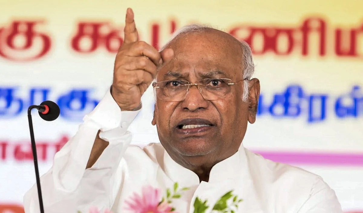 Mallikarjun Kharge : जनता की कमाई किश्तों में लूट रही Modi सरकार