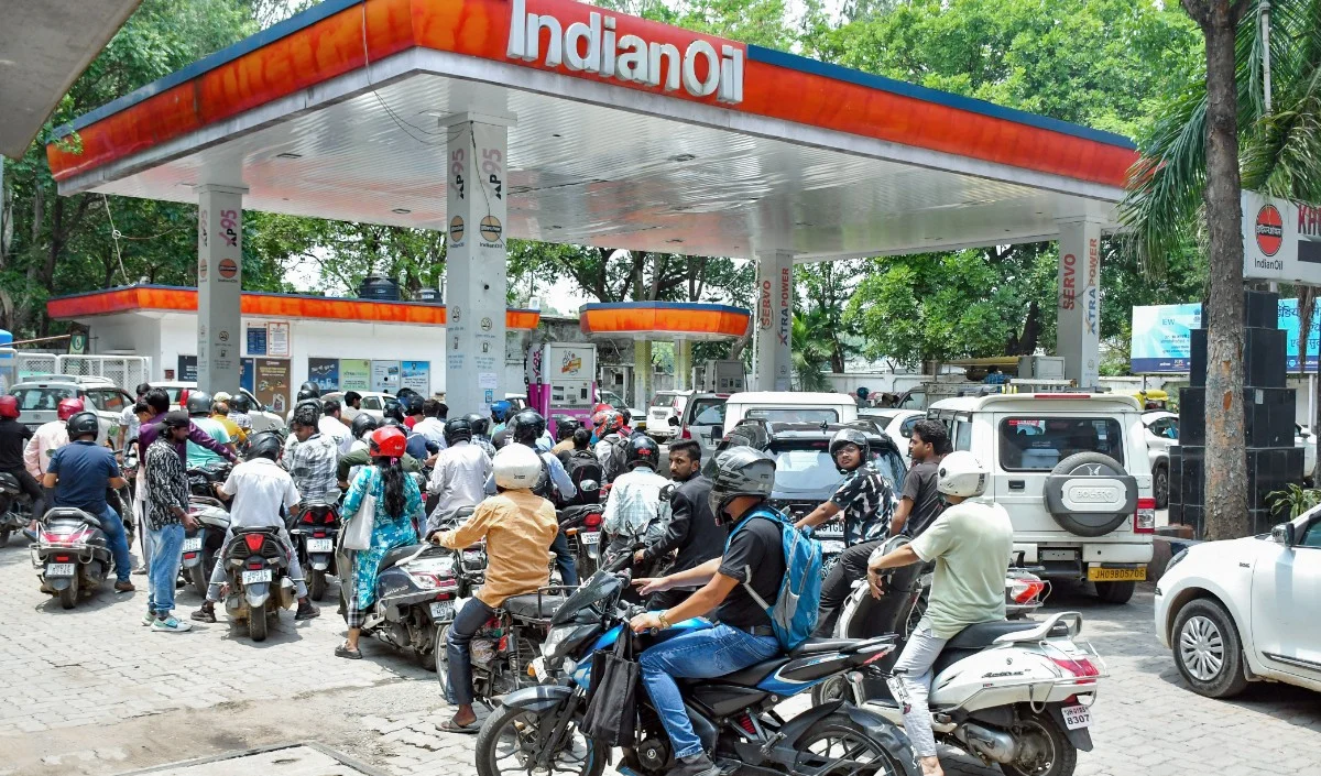 West Asia Crisis के बीच Fuel Supply पर सरकार का आश्वासन, बोली- तेल, LPG का पर्याप्त भंडार है